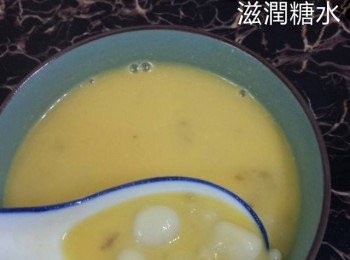 step5: 加入冰糖、花奶、剩下的椰汁同打好的南瓜汁落煲度煮滚，落糖桂花調味即成