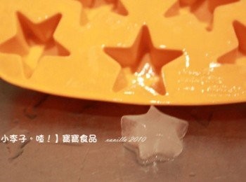 step3: 可愛造型的冰磚，當然看了也還是心情好啦，不過其實用家裡現有的小容器也可以，只是，這樣的作法，可以抓比較準確的分量，也挺方便的。把過多的油脂撈掉，做出來的<span class="group_1">高湯</span>比較清爽，也比較健康。