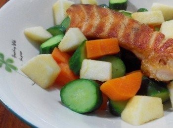 step1: 先洗淨小黃瓜、胡蘿蔔、蘋果，並切塊，備用； 再把魚洗淨，用衛生紙擦乾，在鮭魚上抹上少許塩巴，是防止魚會沾鍋，在鍋中倒入一點點的橄欖油，放入魚，注意轉中小火，拿鍋蓋蓋魚，防止被魚噴到，再把煎好的鮭魚放入盤子，灑上黑胡椒塩，只取3/4部份，