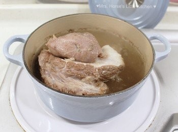 step2: 浮上來的泡沬便是污物了 , 之後夾起用清水沖洗