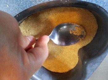 step4: 再將餅碎倒入模中壓實,(模要用可脫底部的模,模底部再包一張牛油紙)然後放入雪櫃冰格雪15分鐘以上待用