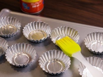 step10: 蛋撻模掃油（可用non-stick spray 噴過再掃開，或直接掃上菜油／牛油溶液）