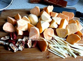 step1: 蕃薯去皮切件 , 薑去皮切絲 , 紅棗去核