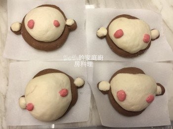 step2: 烘培紙裁成8張；
將咖啡色麵糰與原色麵團均分成九份；
咖啡色麵糰放在烘培紙上用桿麵棍稍微壓平，原色麵糰整成類似心型鋪在咖啡色麵糰上；
捏2個粉紅色小圓當成腮紅；
再加上耳朵，咖啡色小圓加上白色小圓；

麵糰與麵糰中間抹一點水使其黏合