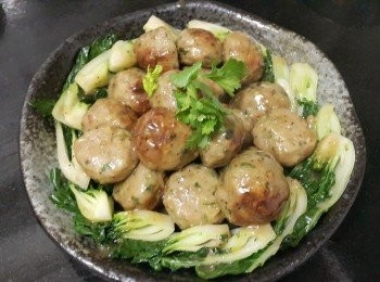 step12: 做法 :

先將蜆肉用 2 片薑 , 黃酒出水汋半熟 , 放涼後搾乾水份切碎備用 , 將免治豬肉 , 鯪魚肉 , 蜆肉用少少糖 , 雞粉 , 生粉 , 麻油 , 薑蓉 ,蔥粒 , 泰式雞醬撈至起膠 , 放入雪櫃冷凍 45 分鐘後 , 取出搓出所須份量 , 放在烤盤上用 200 度火烤焗 10 分鐘 , 在烤肉時間將白菜仔用 2 片薑 , 少少鹽汋熟 , 隔乾水份後放在碟上圍邊 , 爆香蒜頭 , 乾蔥 , 黑椒加入半碗水 , 雞粉 , 麻油 , 少少生粉水煮滾 , 將肉丸回鑊 , 煮至肉丸上汁後 , 在放入