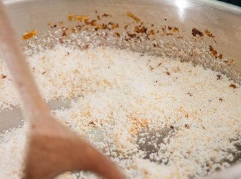 step2: 先將白芝麻用白鑊爆香備用