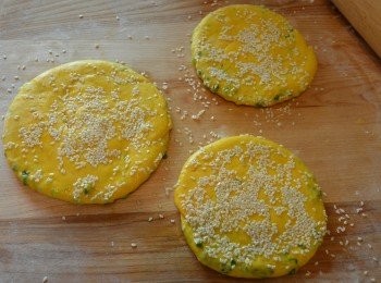 step14: 表面抹上少許橄欖油，灑上少許白芝麻。