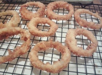 step5: 將洋蔥圈放在涼架上待數分鐘，灑上鹽及胡椒粉，佐蕃茄醬或蛋黃醬享用