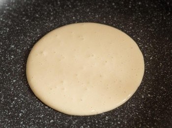 step5: 用一個不黏底之平底易潔鑊，下粉漿前先略略拌勻以防沈澱。明火開中小火（只需比最小火力大一點點），千萬不要開太大火，不用等鑊變熱亦不用加油．定點一口氣倒入一塊班戟份量之粉漿，粉漿會自動攤成圓形