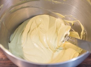 step9: 把打發好的淡忌廉分成 2 – 3 次加入，每次加入後以切拌法拌勻。