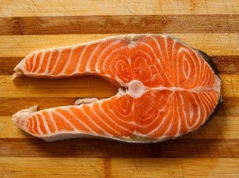 step1: 將鮭魚的兩面都均勻灑上少許的鹽巴後，送入烤箱用190度烤約10分鐘後備用。