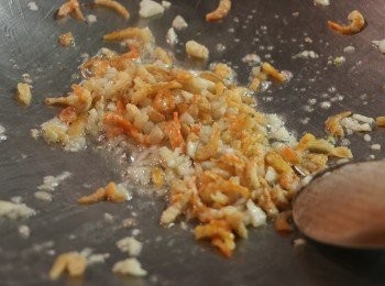step2: 炒鍋中放入適量油將紅蔥頭碎、蒜碎和蝦米炒香。