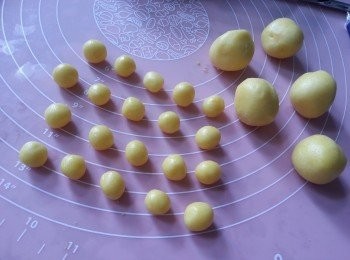 step11: 將粉糰磅23g一粒,做身體部份共5粒(再用20g皮分開成大10粒,做耳,細10粒做鼻及尾巴用)