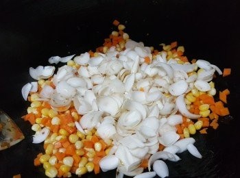 step6: 倒入新鮮百合，炒至熟透