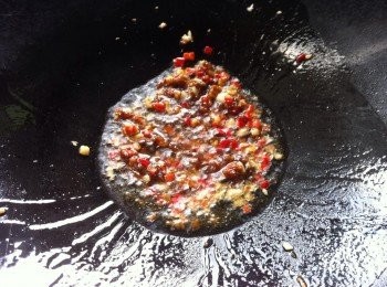 step2: 熱油把鮮蝦下鍋炒至8分熟，把蝦的部分盛起待用。