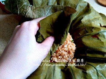 step12: 將適量炒飯放在荷葉上 , 用飯殼壓平再包好 , 將荷葉飯放入電蒸鍋內