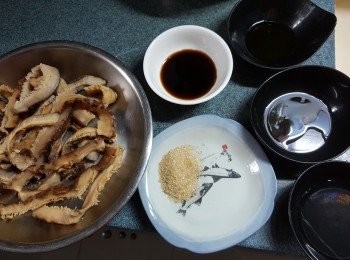 step2: 再用<span class="group_2">調味料:</span>砂糖1茶匙,鹽1/4茶匙,麻油1茶匙,紹興酒1茶匙,生抽2茶匙,食用開水1湯匙醃15分鐘以上