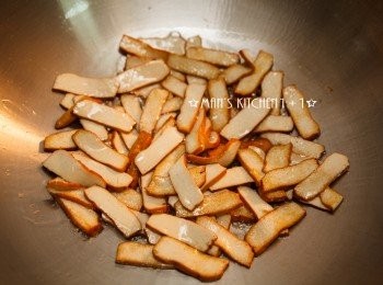 step2: 將豆乾切成片後，利用鍋中剩餘的油將豆乾煸炒是略為金黃後，加入高麗菜拌炒。