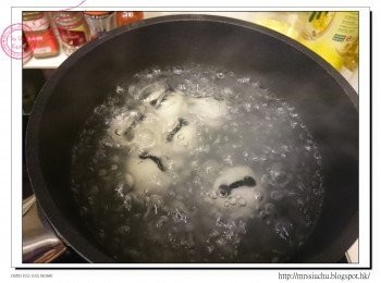 step7: 煮滾水後加入湯丸, 煮至淨在水面即可。