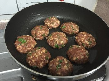 step3: 易潔鑊下油掃勻（不用開火），手沾小許水，把肉搓成球再壓扁在餅狀,排在鑊上,  中慢火把肉餅煎至金黃熟透便可