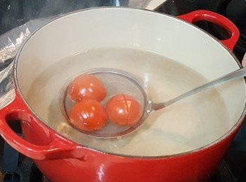 step3: 車尼茄在底部用刀輕力切出一個十字型，再放入熱水中浸40秒。