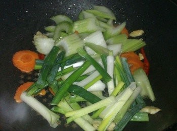 step4: 再將蔥段與西洋芹下鍋一起拌炒
