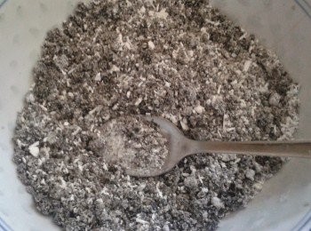 step1: 用350毫升水拌勻黑芝麻粉，馬碲粉，澄麵及粟粉。用300毫升水煮溶冰糖，然後將糖水倒入剛拌好的芝麻漿內