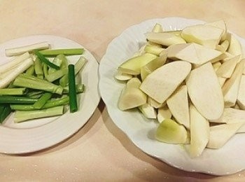 step1: 筊白筍去外殼 切滾刀 青蔥切段