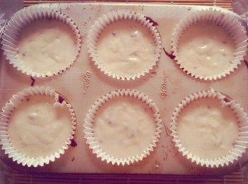 step5: 倒入三分一麵糊在模具中，灑上藍莓，再倒入
剩下麵糊在模具。