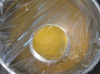 step6: 麵團表面噴些水，然後用保鮮膜覆蓋醒置半小時。