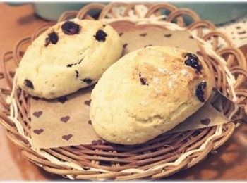 step9: 吃起來的口感比較像是司康呢^^" 小小尺寸的麵包看起來就很可愛!! 蔓越莓吃起來也是越來越香呢&gt;///