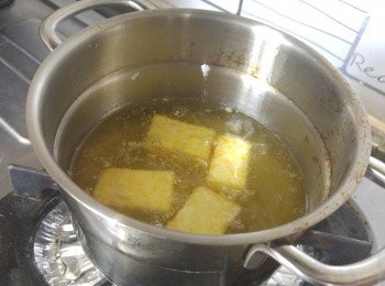 step4: 將豆腐放入炸料中， 四面均勻沾上炸料。   中火燒滾油， 小心投入豆腐， 炸至微黃， 上碟前開大火迫出多餘油份及至豆腐乾身便可。