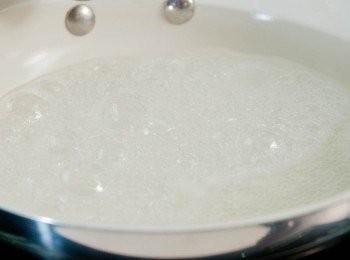 step2: 先將粟膠加少許水以小火慢慢煮糖膠至沸騰起大泡泡，把糖漿內的水份蒸發悼