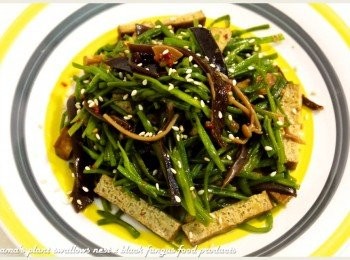 step5: 盛盤時再灑上芝麻，便能嚐鮮黑木耳的滑嫩與水蓮的鮮脆。