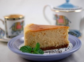 step15: 蛋糕出爐先冷卻後,再放入冰箱冷藏1個小時以上。用刀子沿著模型輕輕劃一圈,取下蛋糕即完成。