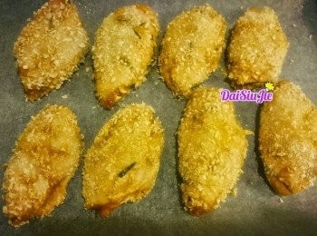 step4: <a href="https://bit.ly/3zHU5V3" target="_blank" data-keyword="雞翼" class="guide-link"><strong>雞翼</strong></a> <span style="display:inline-block;vertical-align:middle;margin-top:-3px;color:initial;border-radius:3px;padding:2px 3px;font-size:12px;line-height:14px;background:#87d300;color:#fff;">即買</span> 黏上麵包糠，放上焗盆，用180度焗20分鐘即成。

光波爐：雞皮向上先用180度光十分鐘，反轉用200度光十分鐘