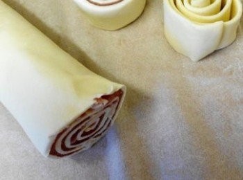 step2: 2：輕手捲起,將捲好的酥皮培根切成一小卷