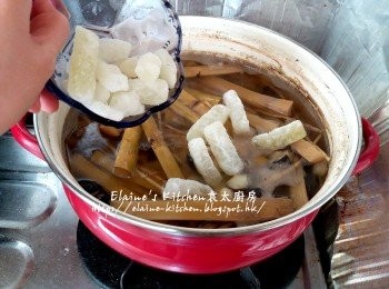 step5: 1 1/2小時後加入糖冬瓜拌勻轉用中火蓋上蓋煲10分鐘至溶