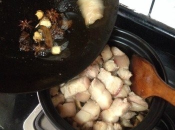 step6: 香菇墊底，五花肉，香料一起放入砂鍋～