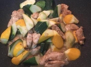 step5: 下少許水煮滾。（不要下太多，櫛瓜悶煮後仍會出水）