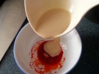 step6: 將橙紅粉加少許水開溶,再取少許粉漿加入拌勻(此動作是用於花蕊,如其他模可以免此部驟)(橙紅粉於烘焙店有售)