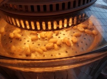step1: 花生洗淨後,用廚房紙索乾水份,用光波爐150度高架,先波8分鐘,打開蓋炒一炒,再波8分鐘,灘凍待用
