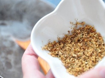 step4: 待煮滾後，灑上桂花拌勻即可