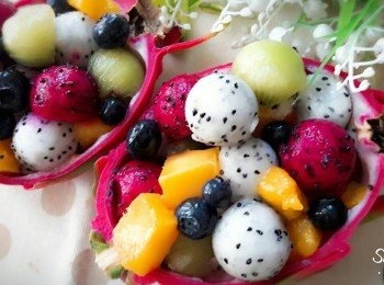 step2: 把所有水果拌勻再放到空的火龍果上即可