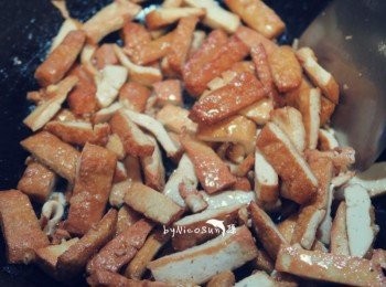 step3: 熱鍋少許油小火慢煸至表皮金黃酥脆.盛起備用