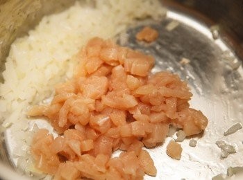 step2: 起油鍋，先將蒜末、洋蔥末炒香後加入雞肉丁拌炒。