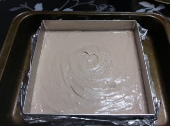 step7: 將紅豆忌廉餡倒入餅模中，放雪櫃冷藏備用