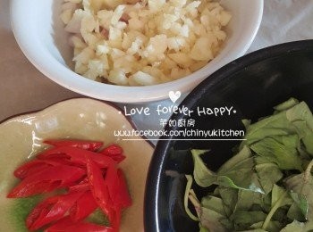 step5: 蒜及指天椒切粒, 金不換洗淨; 用碗將調味料拌勻, 備用