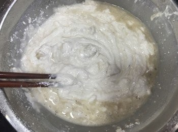 step6: 將煮好既芋頭水倒出部分，與粘米粉及木薯粉拌勻成糊狀