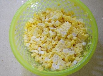 step1: 先把粟米仔及新鮮粟米洗淨，然後把新鮮粟米切起粟米粒備用。